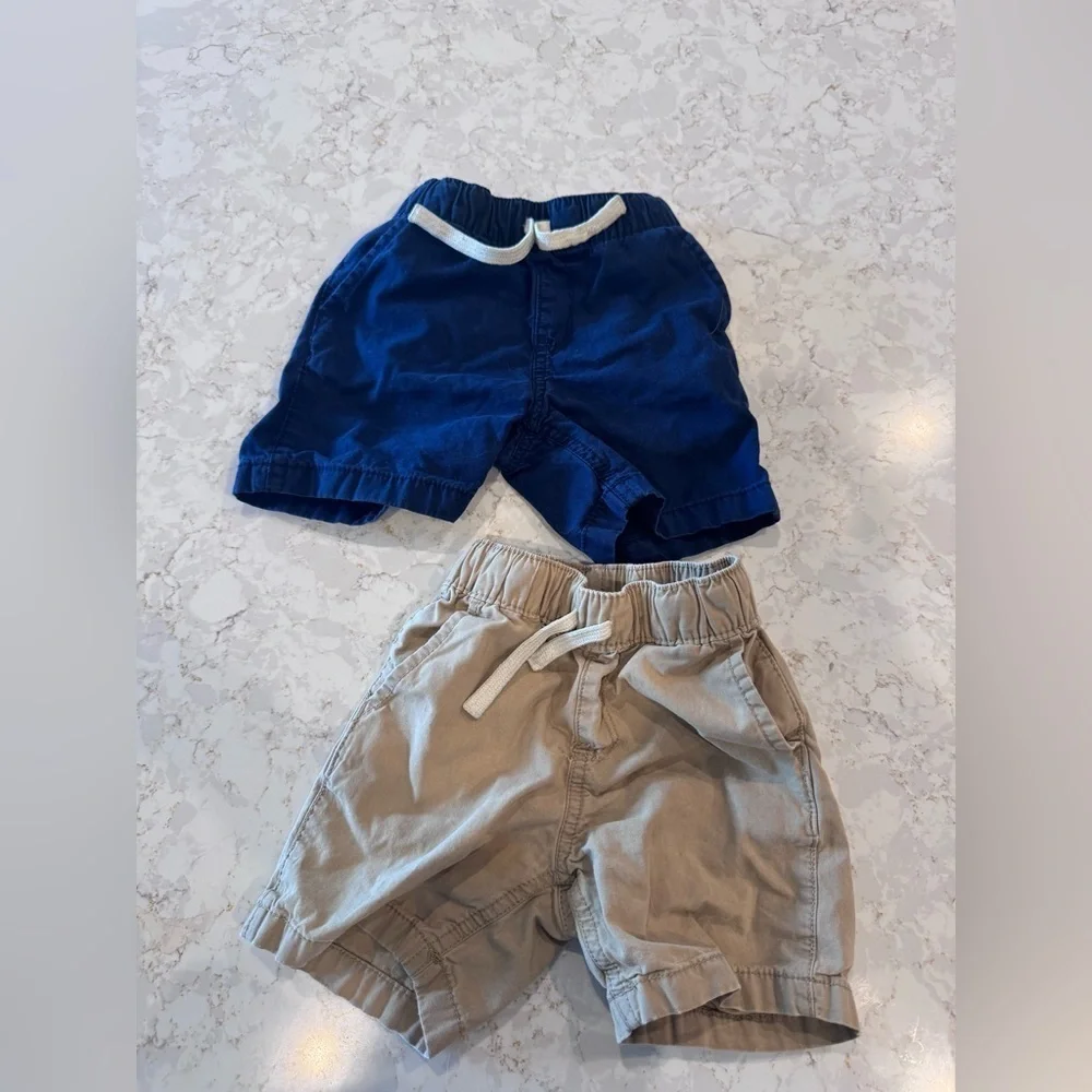 The Children's Place 2T Tan and Navy Shorts set